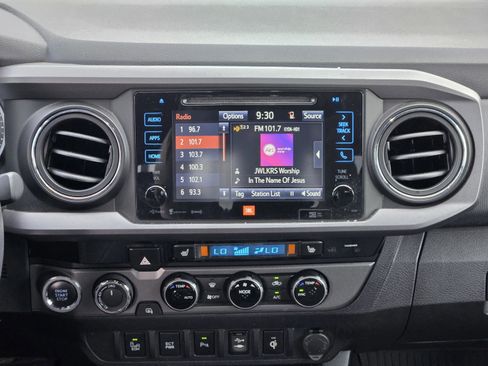 Used 2017 Toyota Tacoma TRD Sport AWD/4WD image 12