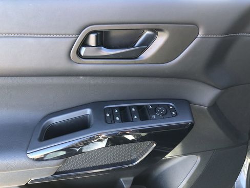 Used 2025 Nissan Pathfinder S image 12