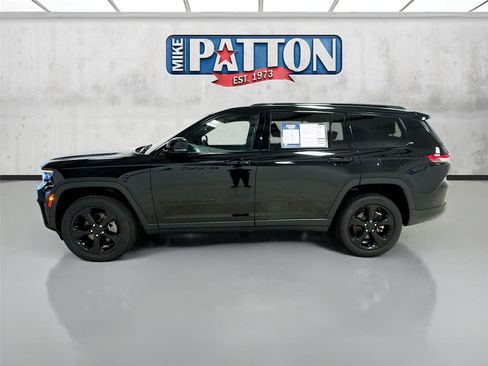 Used 2023 Jeep Grand Cherokee L Laredo image 4