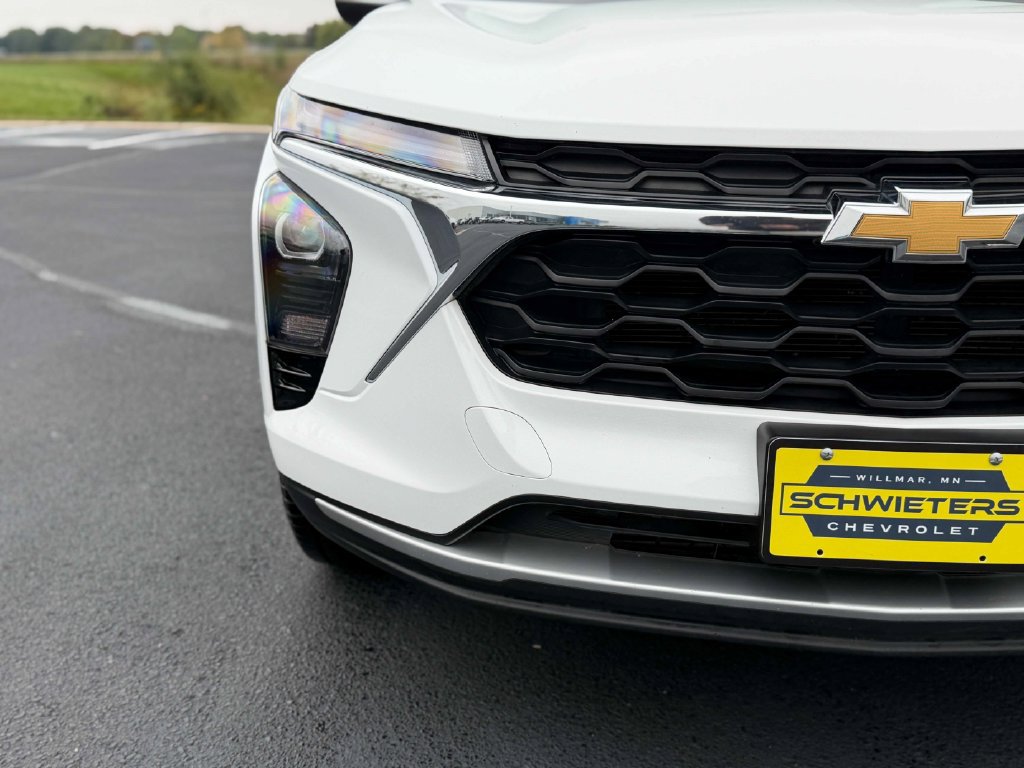 Used 2025 Chevrolet Trax LT FWD image 4