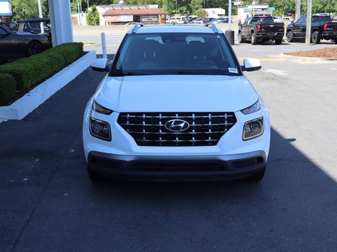 Used 2021 Hyundai Venue SEL FWD image 3