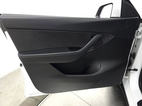 Used 2020 Tesla Model Y Long Range image 14