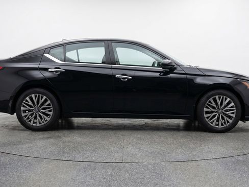 Used 2025 Nissan Altima 2.5 SV FWD image 11