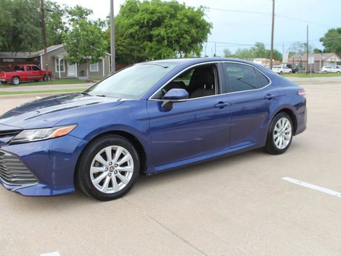 Used 2018 Toyota Camry LE FWD image 4