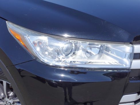 Used 2018 Toyota Highlander XLE AWD/4WD image 2