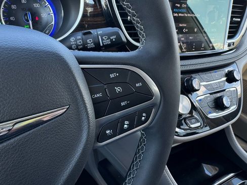 Used 2023 Chrysler Pacifica Limited image 19