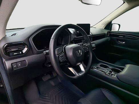 Used 2025 Honda Pilot Touring image 9