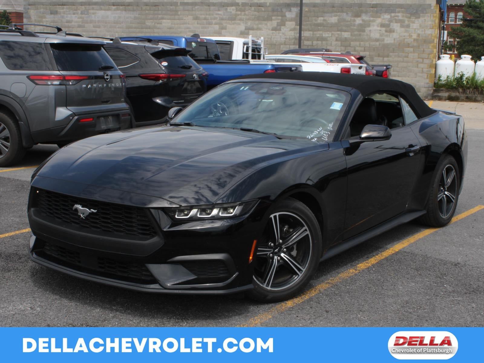 Used 2025 Ford Mustang Convertible RWD image 1
