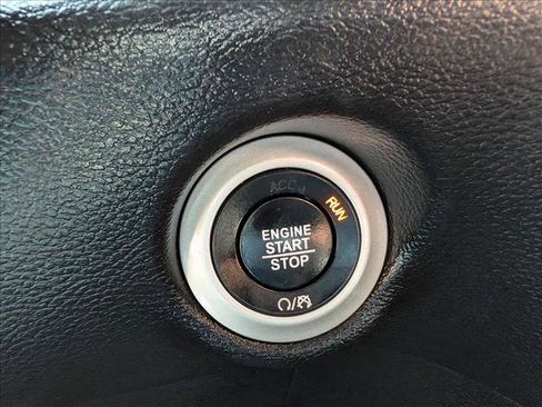 Used 2025 Chrysler Pacifica Select FWD image 40
