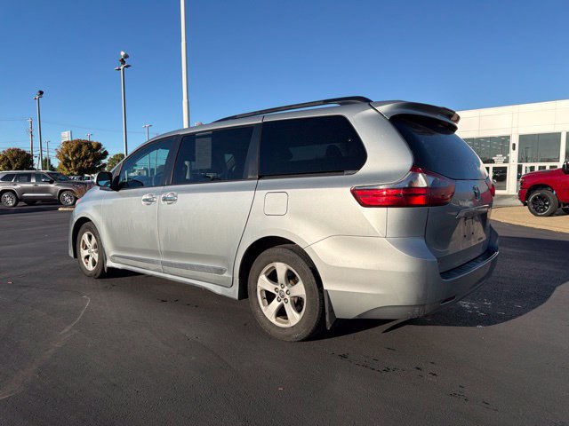 Used 2020 Toyota Sienna LE w/ LE Preferred Package FWD image 5
