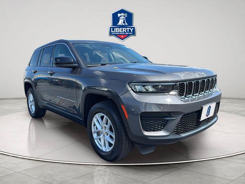Used 2023 Jeep Grand Cherokee Laredo AWD/4WD image 16