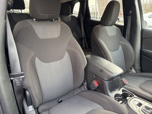 Used 2017 Jeep Cherokee Latitude w/ Cold Weather Group image 24