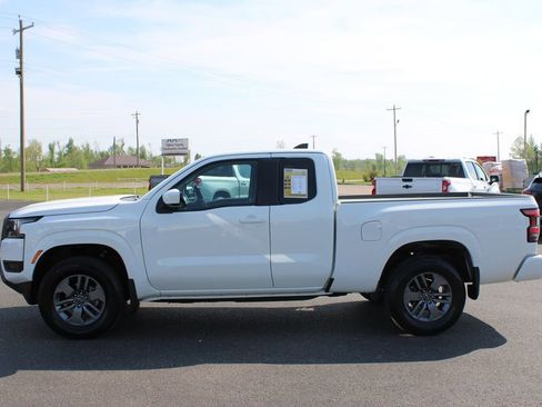 Used 2025 Nissan Frontier SV AWD/4WD image 6