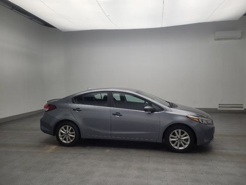Used 2017 Kia Forte S image 11