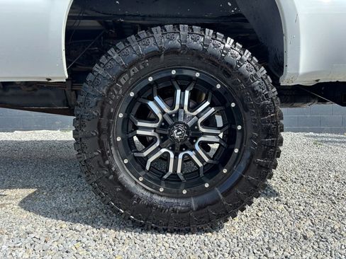 Used 2010 Ford F350 Lariat image 2