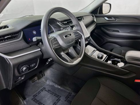 Used 2023 Jeep Grand Cherokee Laredo AWD/4WD image 9