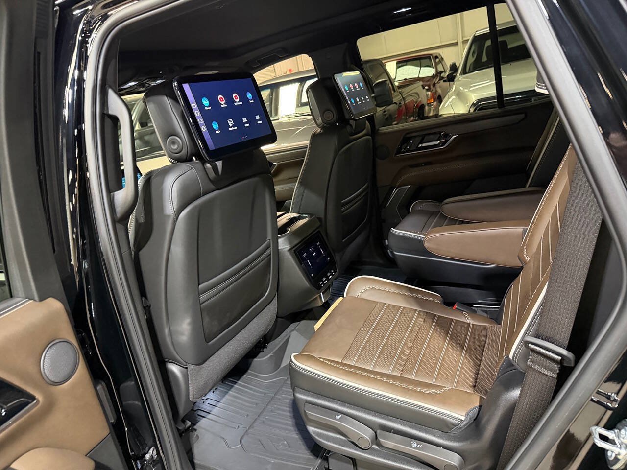 Used 2026 GMC Yukon Denali Ultimate w/ LPO, Floor Liner Package AWD/4WD image 6