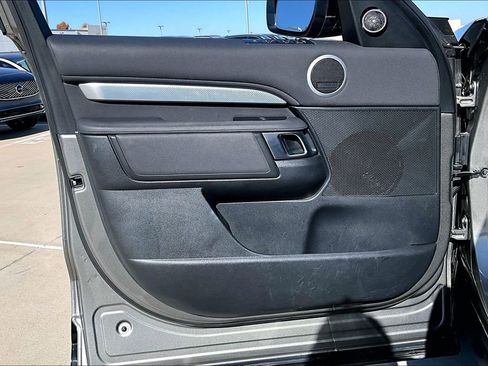 Used 2020 Land Rover Discovery Landmark image 23