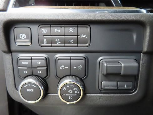 Used 2025 Chevrolet Suburban High Country w/ Sun And Tow Package image 59