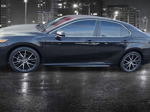 Used 2024 Toyota Camry SE image 4