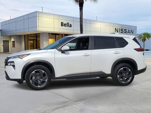Used 2025 Nissan Rogue SV image 2