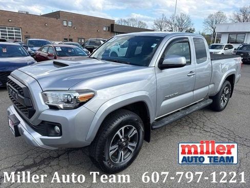 Used 2017 Toyota Tacoma TRD Sport w/ Tow Package AWD/4WD image 1