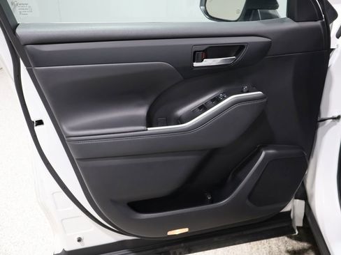 Certified 2022 Toyota Highlander XLE image 12