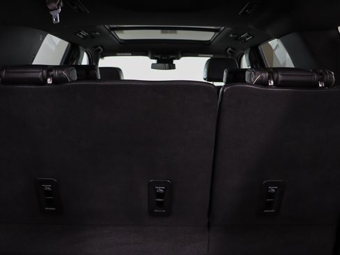 Used 2023 GMC Yukon SLT w/ SLT Luxury Package image 34