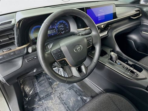 Used 2023 Toyota Crown XLE image 12