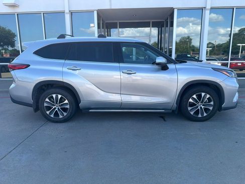 Used 2021 Toyota Highlander XLE FWD image 5