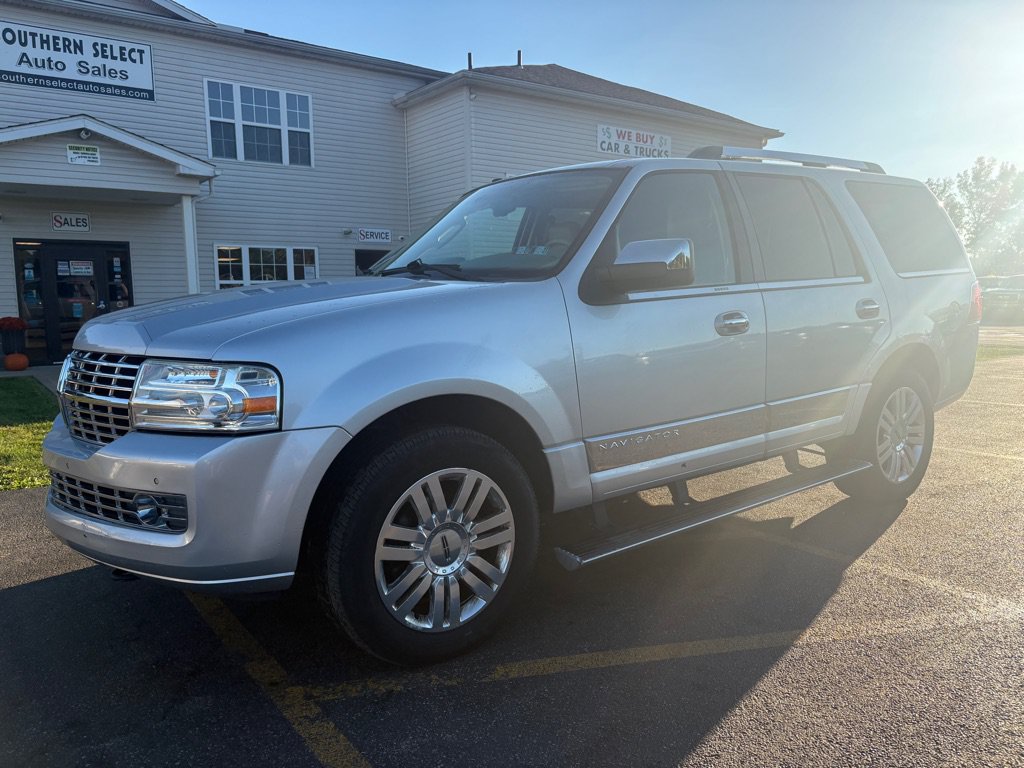Used 2012 Lincoln Navigator 4WD image 2