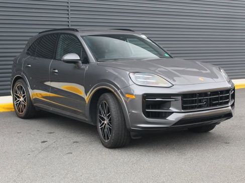 Certified 2025 Porsche Cayenne image 10