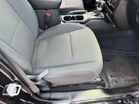 Used 2022 Jeep Gladiator Sport AWD/4WD image 17