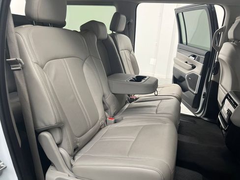 Used 2024 Jeep Wagoneer Series II w/ Flexible Seating Group image 19