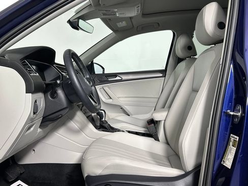 Used 2024 Volkswagen Tiguan SE w/ Panoramic Sunroof Package AWD/4WD image 29