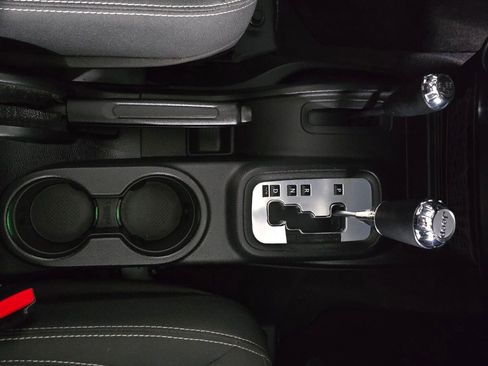 Used 2017 Jeep Wrangler Unlimited Rubicon w/ Connectivity Group image 25