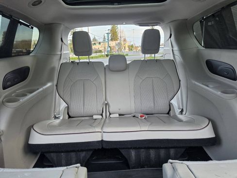 Used 2017 Chrysler Pacifica Limited w/ UConnect Theater Package FWD image 12