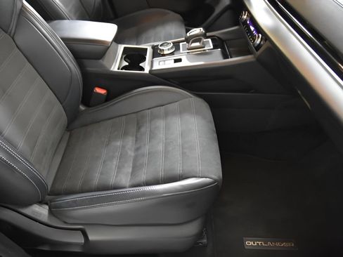 Used 2024 Mitsubishi Outlander SE FWD image 35