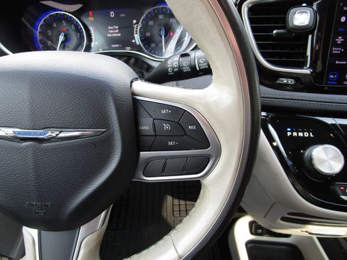 Used 2020 Chrysler Pacifica Limited image 13