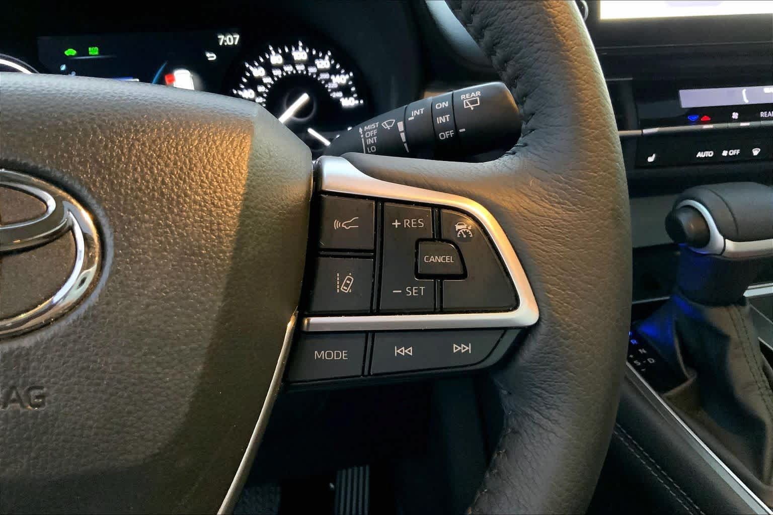 Used 2025 Toyota Sienna XLE FWD image 22