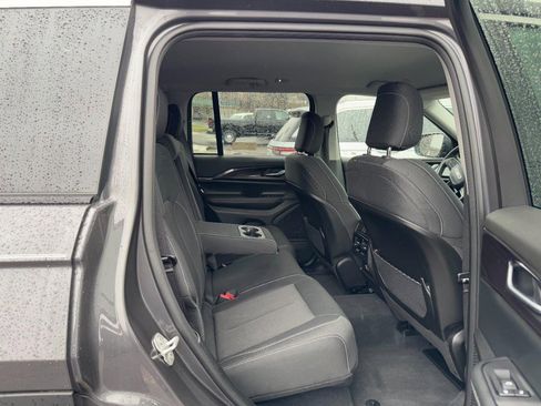 Used 2023 Jeep Grand Cherokee Laredo image 10