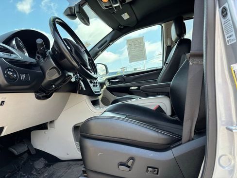 Used 2019 Dodge Grand Caravan SXT image 20