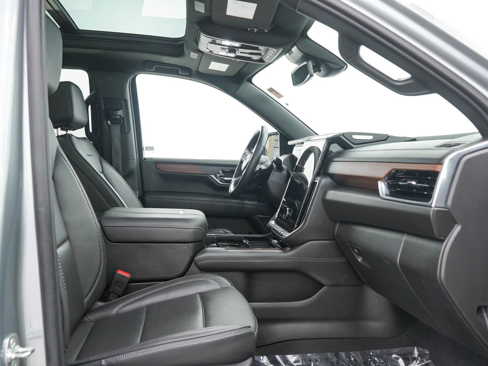 Used 2025 GMC Yukon Denali w/ Sun & Power Step Package AWD/4WD image 13
