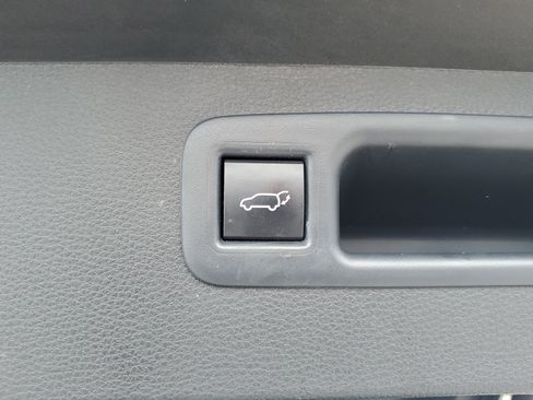 Used 2025 Toyota Highlander XLE image 12