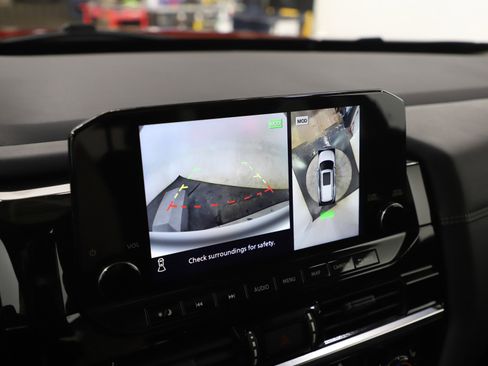 Used 2024 Nissan Pathfinder Platinum image 25