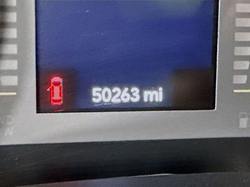 Used 2021 Jeep Cherokee Latitude w/ Mopar Interior Package FWD image 5