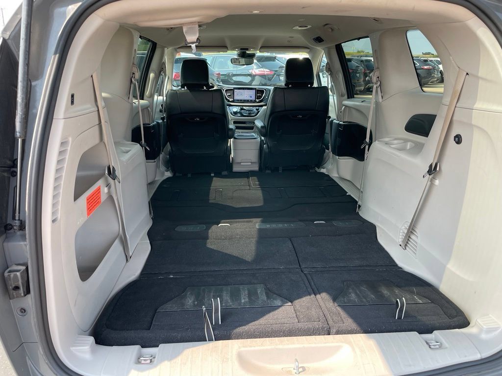 Used 2023 Chrysler Pacifica Touring-L FWD image 30