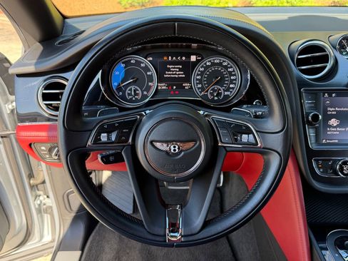Used 2019 Bentley Bentayga AWD/4WD image 17