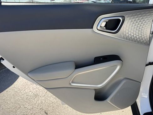 Certified 2025 Kia Soul LX image 9