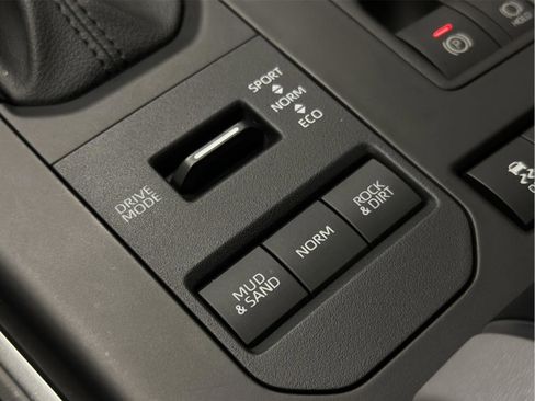 Used 2021 Toyota Highlander XLE image 36